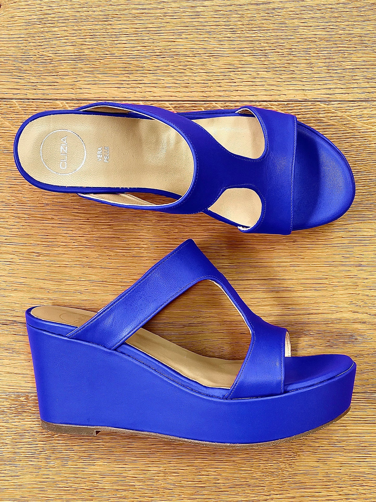 EVA 蓝色皮革