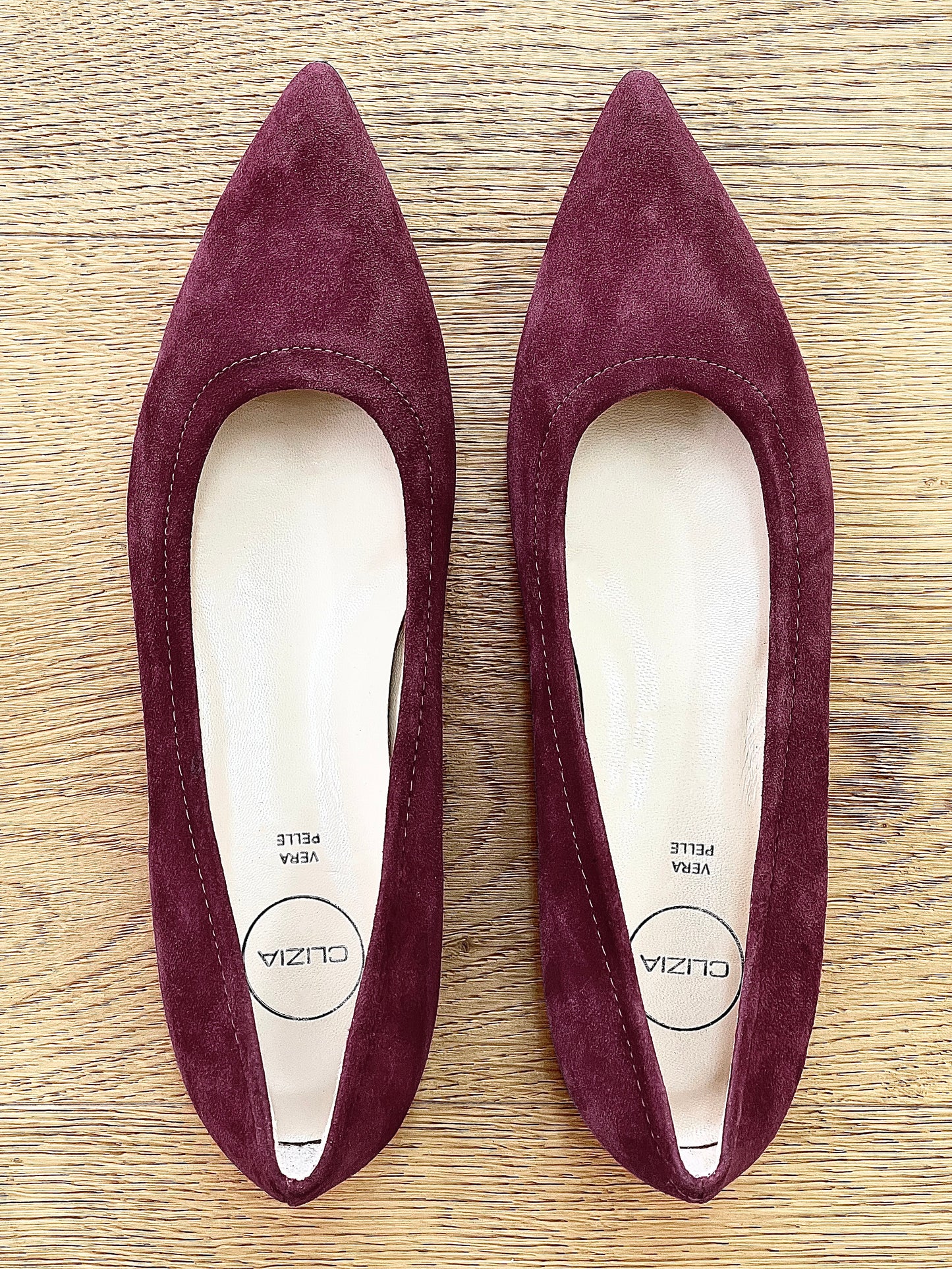 一双勃艮第红山羊皮鞋