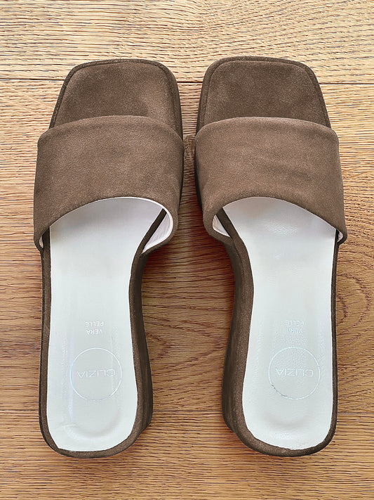 CONNIE CAMOSCIO TAUPE
